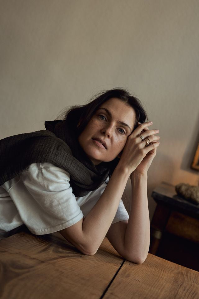 WAYDA muslin cotton scarf in dark grey – available in sizes 70x70cm, 100x100cm and 140x140cm, woven in Germany