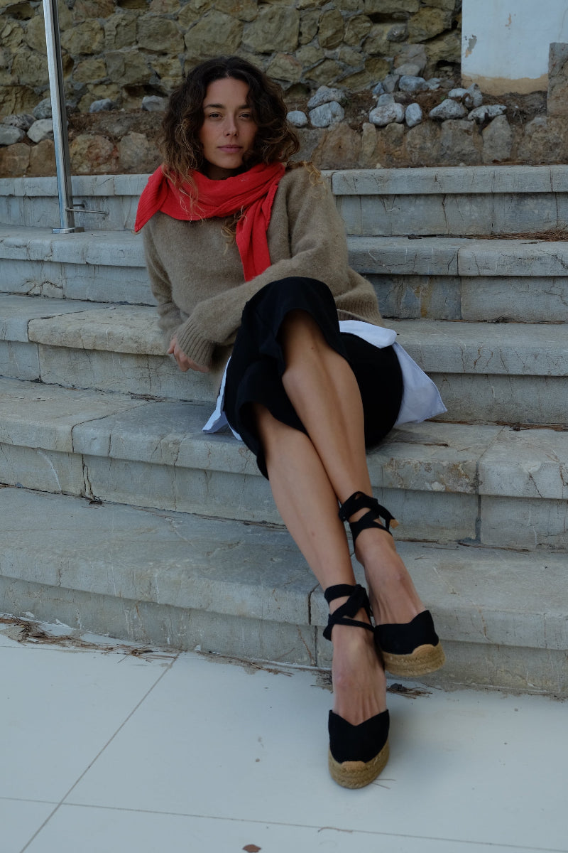 WAYDA muslin cotton scarf in reflecting red – available in sizes 70x70cm, 100x100cm and 140x140cm, woven in Germany